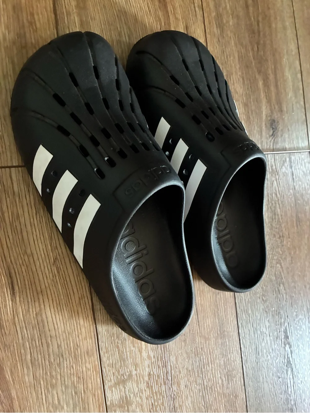 adidas Adilette sz 11 Slip-On Water-Resistant Clogs with White Stripes like new